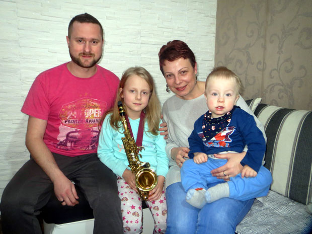 НАЈМЛАЂА НАГРАЂИВАНА САКСОФОНИСТКИЊА НА БАЛКАНУ: Кристина у мамином стомаку заволела саксофон!